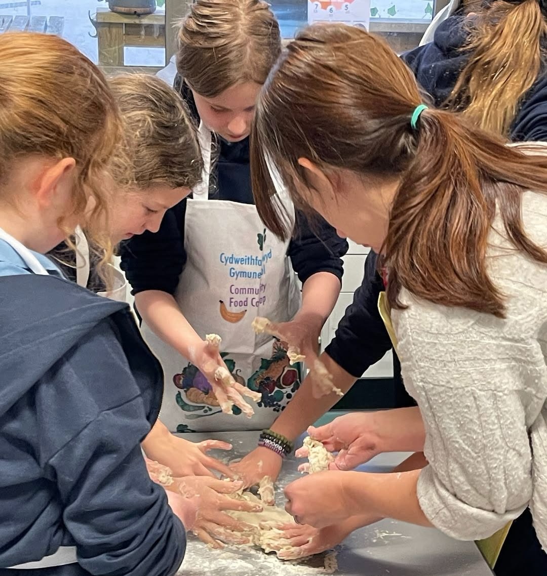 Teaching children to cook: Cegin y Bobl